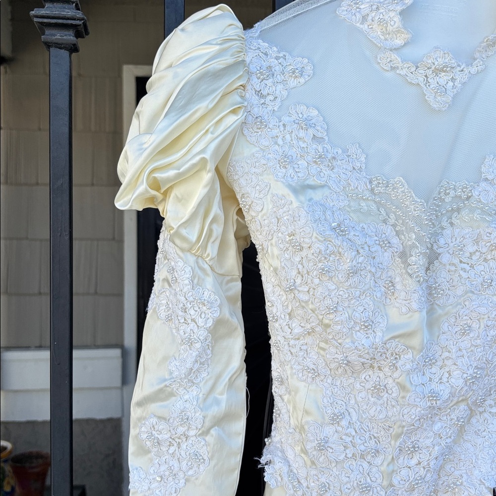 Vintage Elegant Ivory Wedding Dress with Train
size 2 - Picture 4 of 9